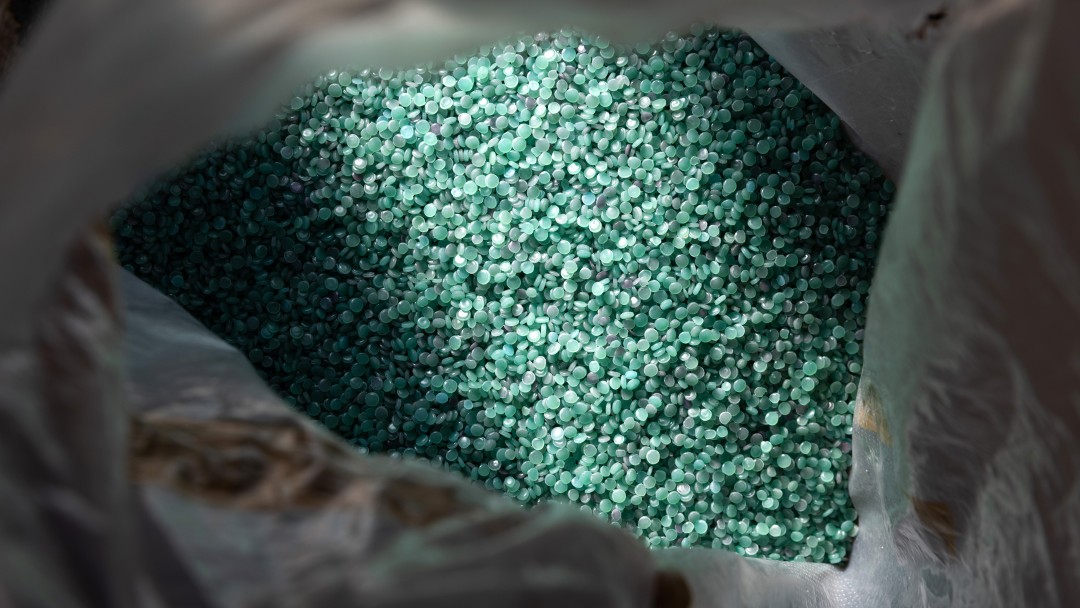 Blick in einem Sack mit recyclten Plastikgranulat