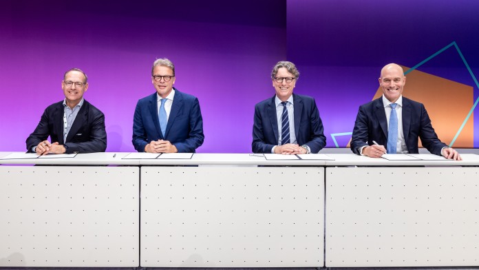 Oliver Bäte (CEO Allianz), Christian Sewing (CEO Deutsche Bank), Stefan Wintels (CEO KfW) u. Dirk Schmitz (BlackRock) bei der Unterzeichnung der WIN-Initiative